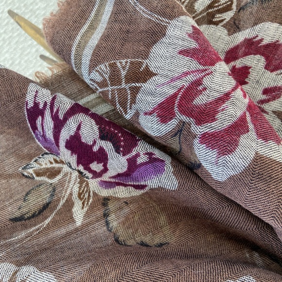 Wool brown & Burgundy floral Scarf - Picture 4 of 8